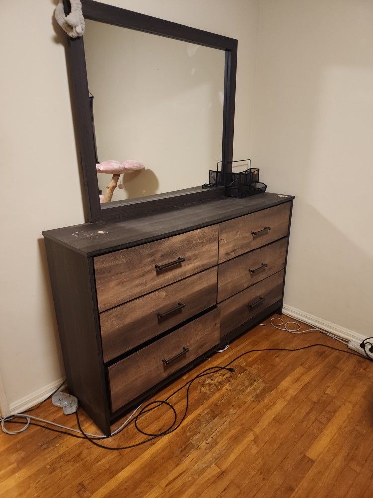Dresser With Mirror