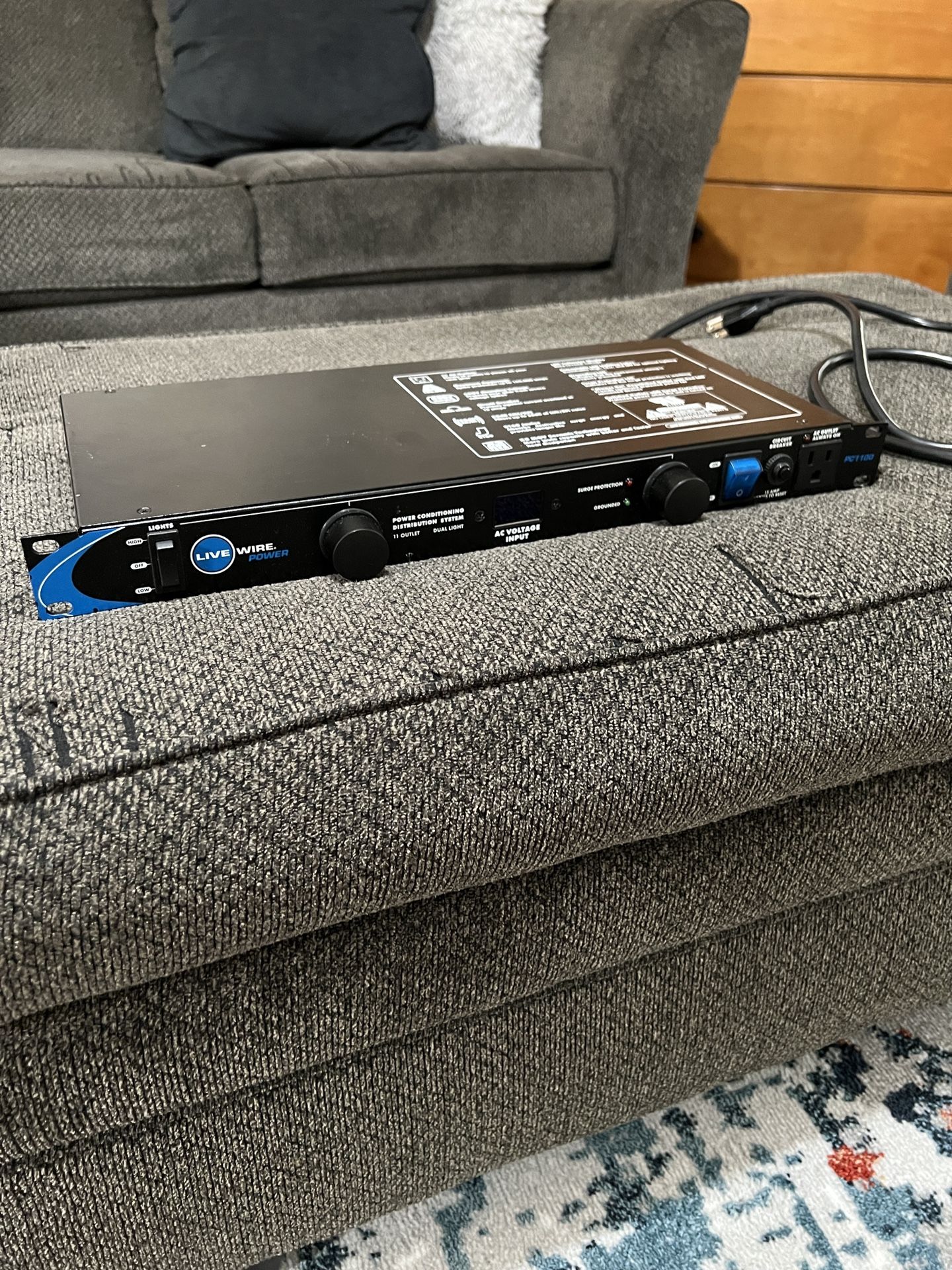 Livewire 11-Outlet Power Conditioner and Distribution System PC1100