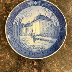 Vintage Royal Copenhagen Christmas Plate 1975 The Queen's Christmas Residence