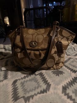 The Leah Signature, shoulder coach Bag