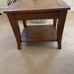 2 Side Tables 