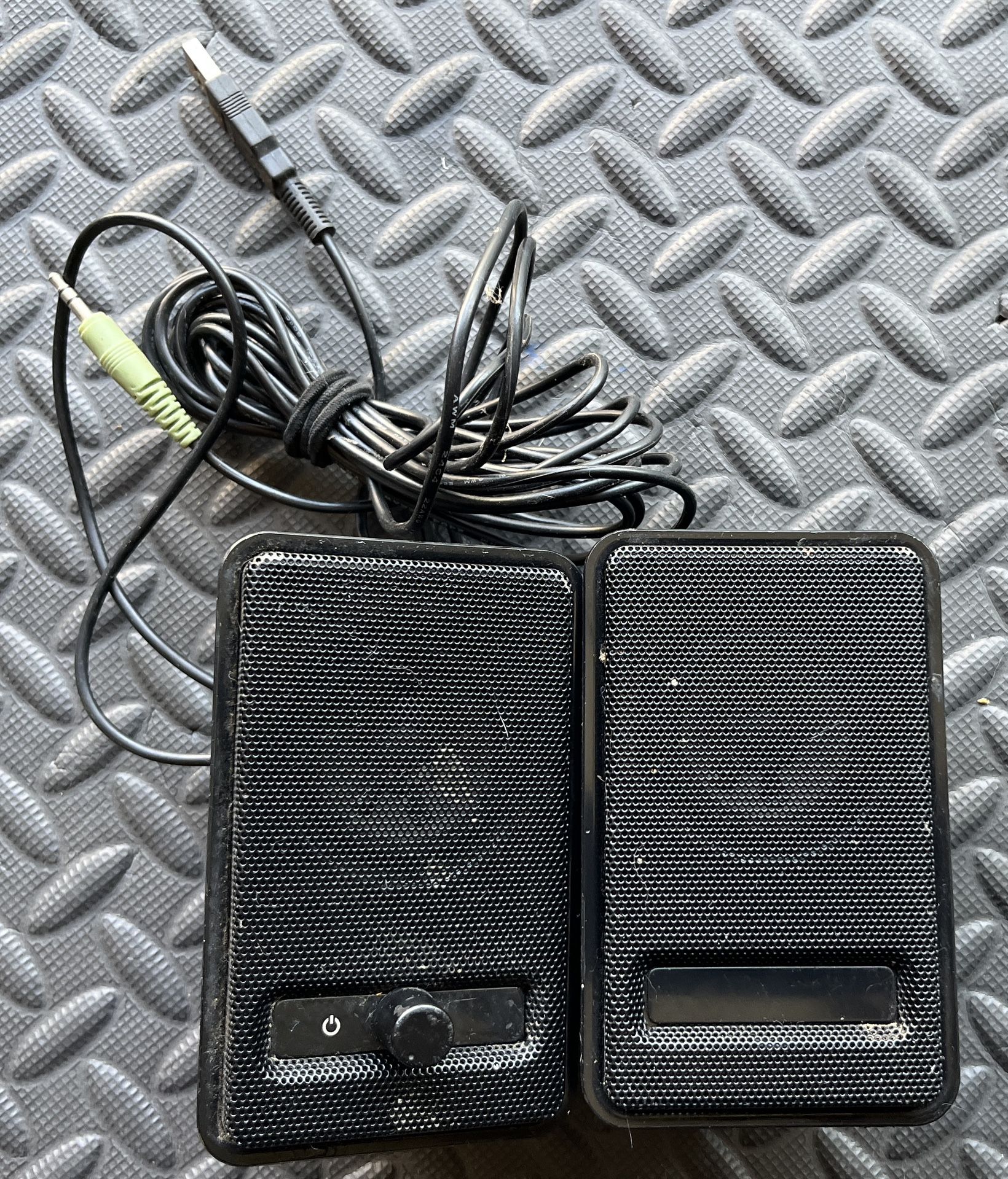 FREE Amazon Basics A100 Desktop Speakers – Compact, Working