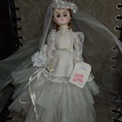 Madame Alexander ELISE Bride Doll 1685 Tags Auburn Hair Brown Eyes w/stand 17"