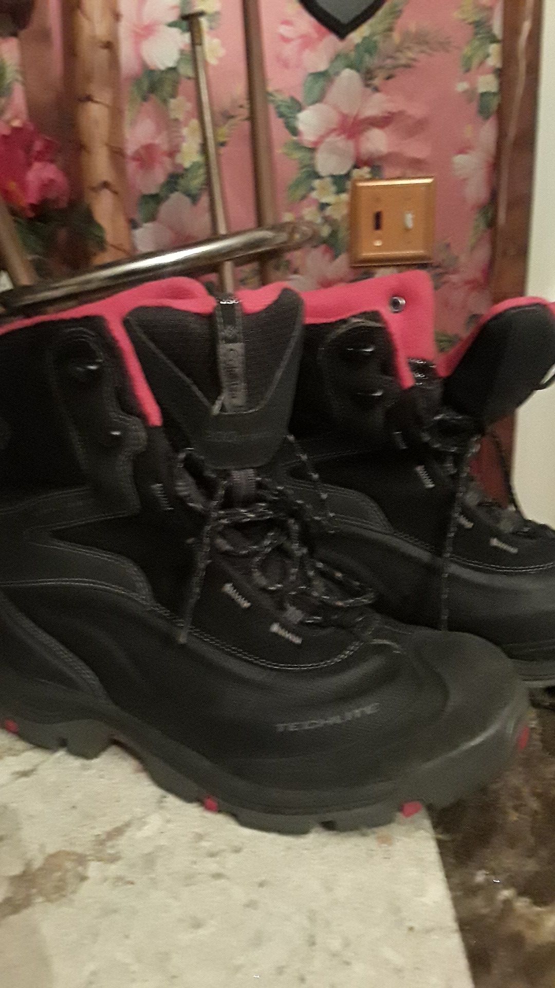 Columbia womans snow boots size 10