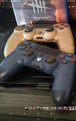 2 ps4 controllers good condition