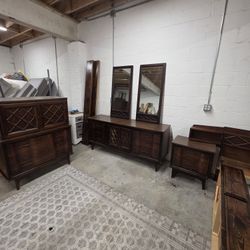 MCM Bedroom Set - Queen
Delivery and assembly options Available!