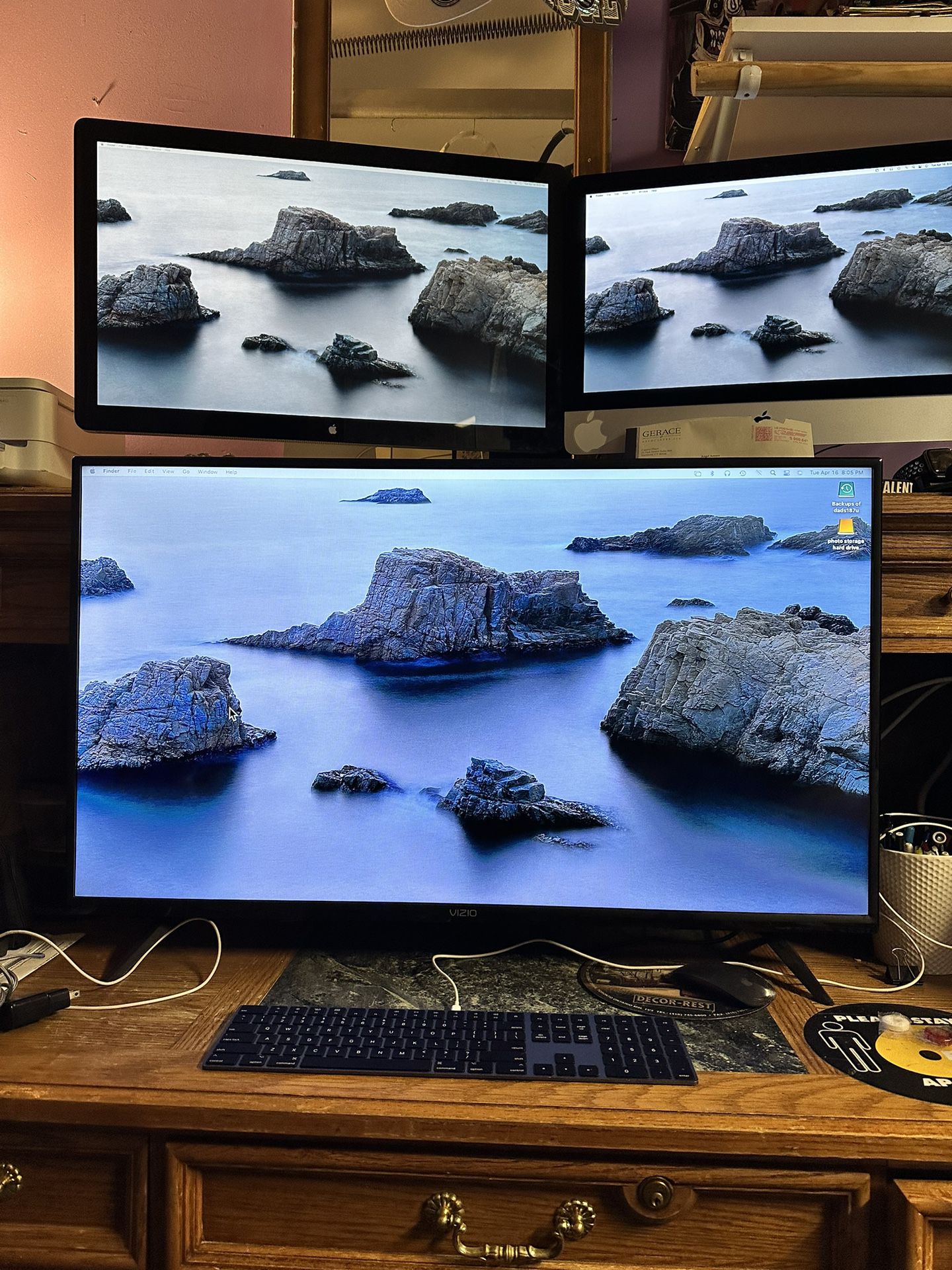 I Mac 1 Tv And 2 Screens 