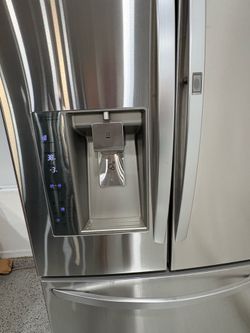 LG 30.5 cubic ft French Door Refrigerator W/icemaker