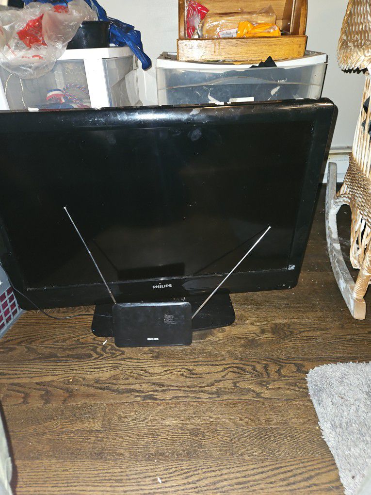 32 Inch Phillips TV With Matching Phillips HD Antenna 