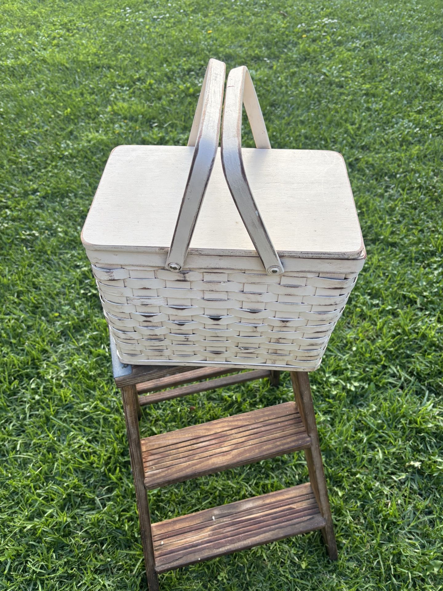 Basket Vintage Picnic with Wood Lid