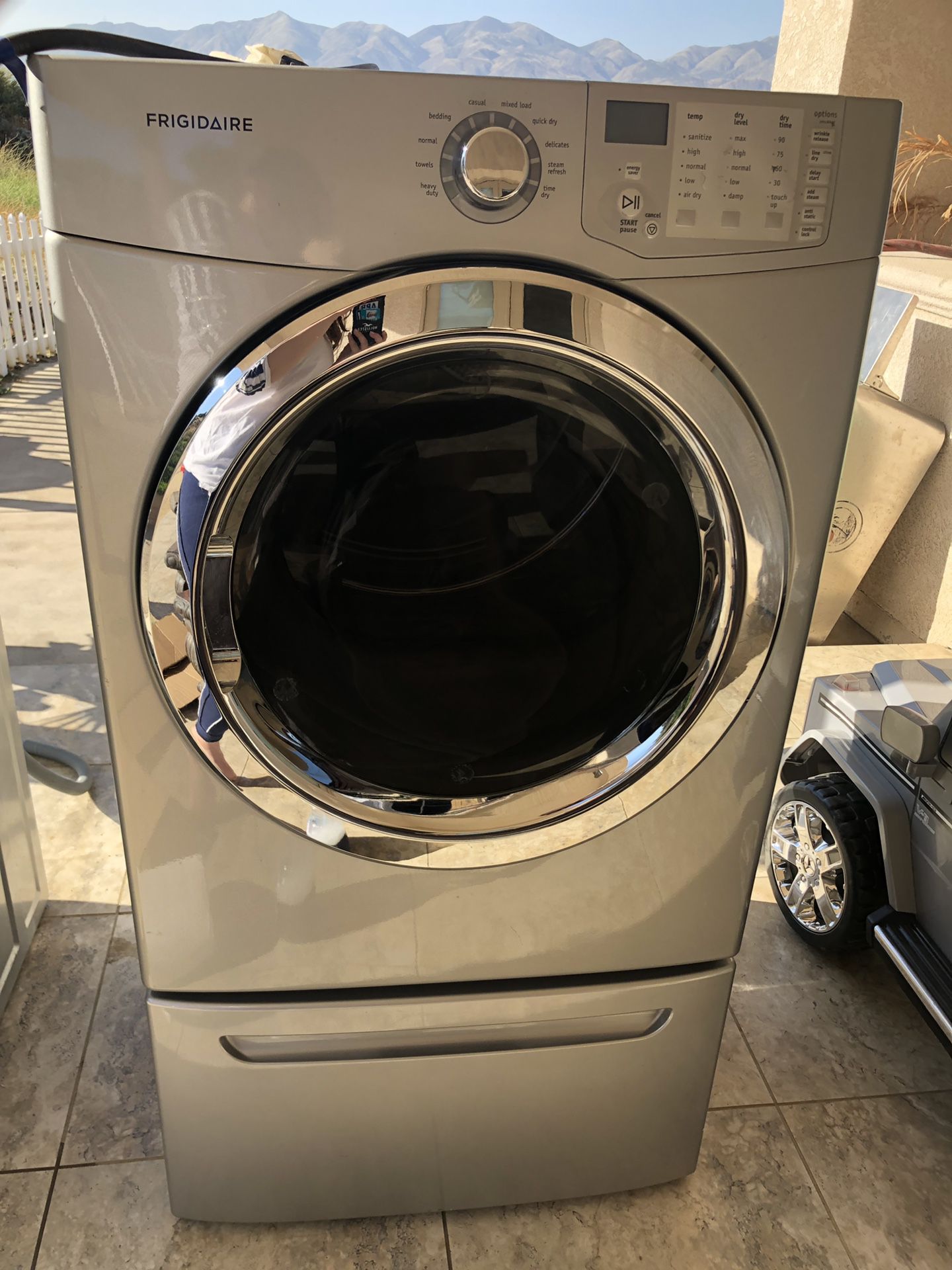 Washer and dryer with drawers