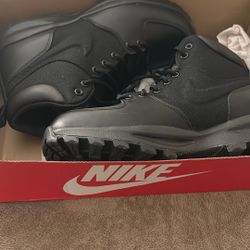 Nike Manoa boots