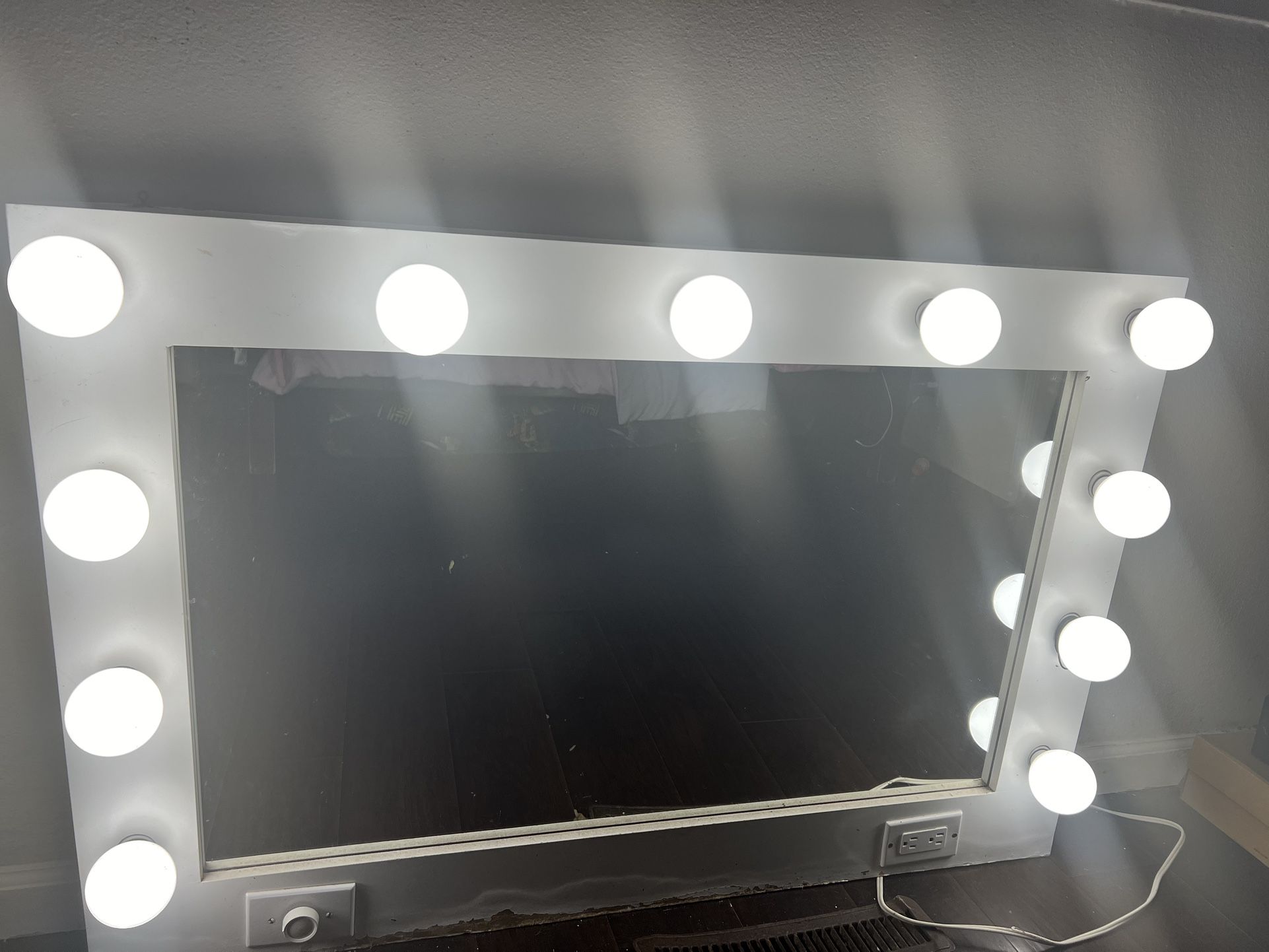 Hollywood Vanity Mirror with Lights – Fully Functional – $100