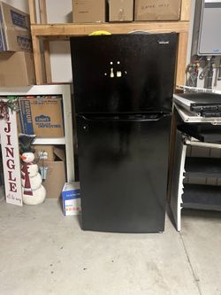 Frigidaire Refrigerator – Works Perfect – Clean – Ready to Use