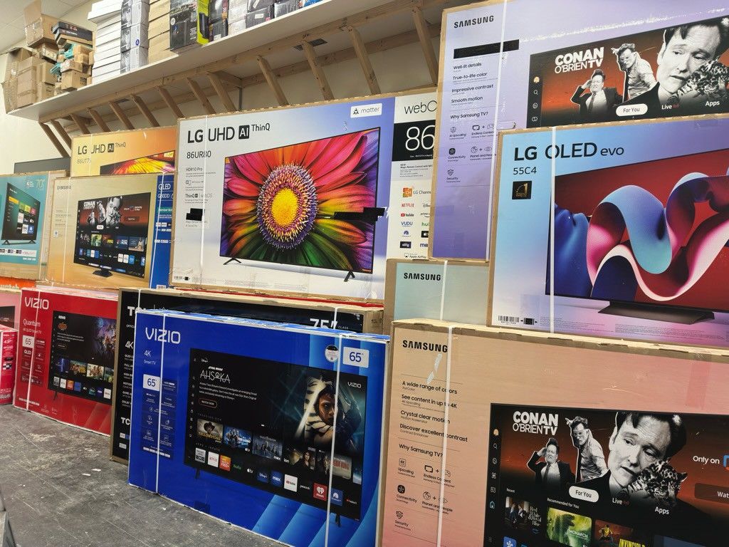 82" Screen QLED By Samsung Q7DA. SMART 4K ULTRA HDTV. 1 YEAR WARRANTY $699