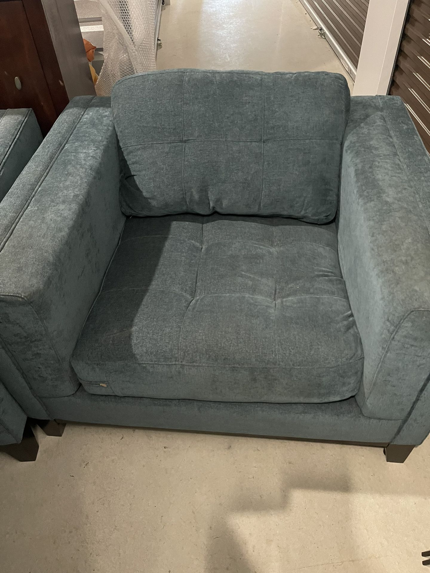 Cindy Crawford Rooms To Go Chair, Coffee Table And Two End Tables