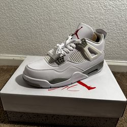 Oreo 4’s. Super clean quality. Size 9. Limited stock on these everywhere.