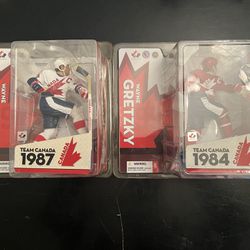 MCFARLANE NHL WAYNE GRETZKY TEAM CANADA 1987 & 1984 CHASE VARIANT RED JERSEY