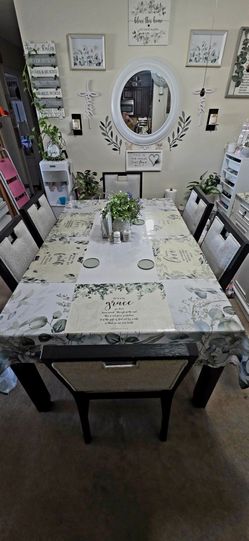 7-Piece Modern Farmhouse Dining Set Only 7 months use asking for $600 or best offer