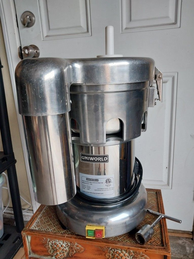 UNIWORLD COMMERCIAL JUICER MODEL #UJC-75OE IN EXCELLENT WORKING CONDITION NSF