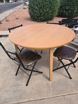Round table that extends