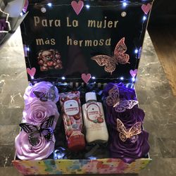 Caja Con Flores Eternas Y Lociones En Especial Para El Día De La Mujer