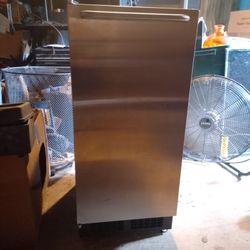 scotsman rfe33a1bc 3.0 cu. ft. compact refrigerator with push button defrost and adjustable cold control: black(Original Price Was $1029.)