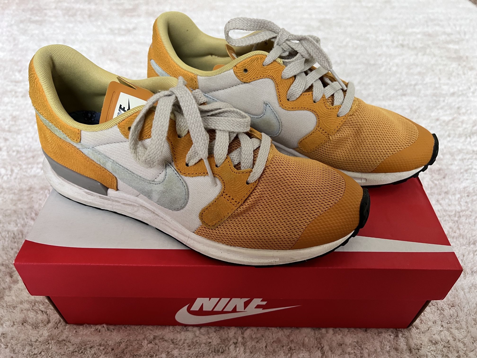 Nike Air Berwuda PRM Gold Men’s sneakers Size 8