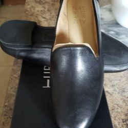 NEW BLACK LEATHER LADIES NATURALIZER 6W