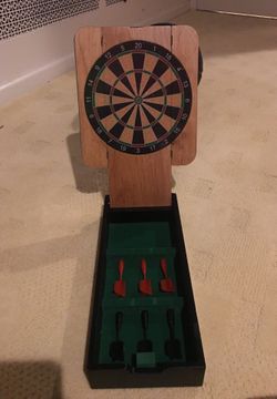 Small magnetic dart play set