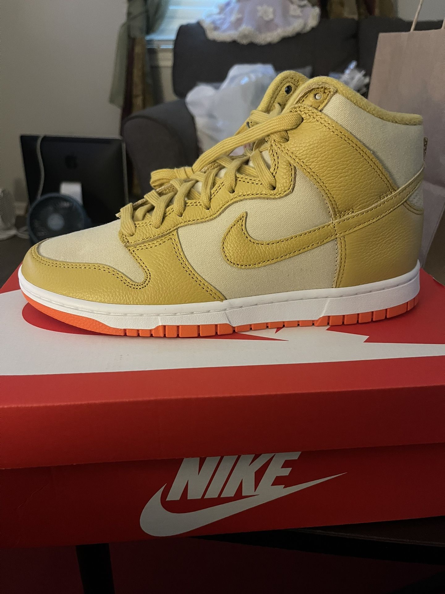 BRAND NEW NIKE DUNKS….SIZE 8 & A HALF