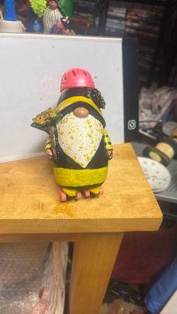 Rollerblading Bumblebee Gnome