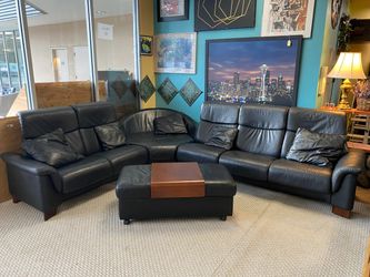EKORNES STRESSLESS Black Leather Wave Sectional w/ Rolling Storage Ottoman