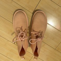 Women’s Ugg Knitted Shoes Size 11.  Peach, Light Orange Color 