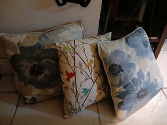 LOTS BEAUTIFUL HOME PATIO PILLOWS ALL CLEAN LIKE NEW 5 EACH OR 5 FOR 20 FIRM