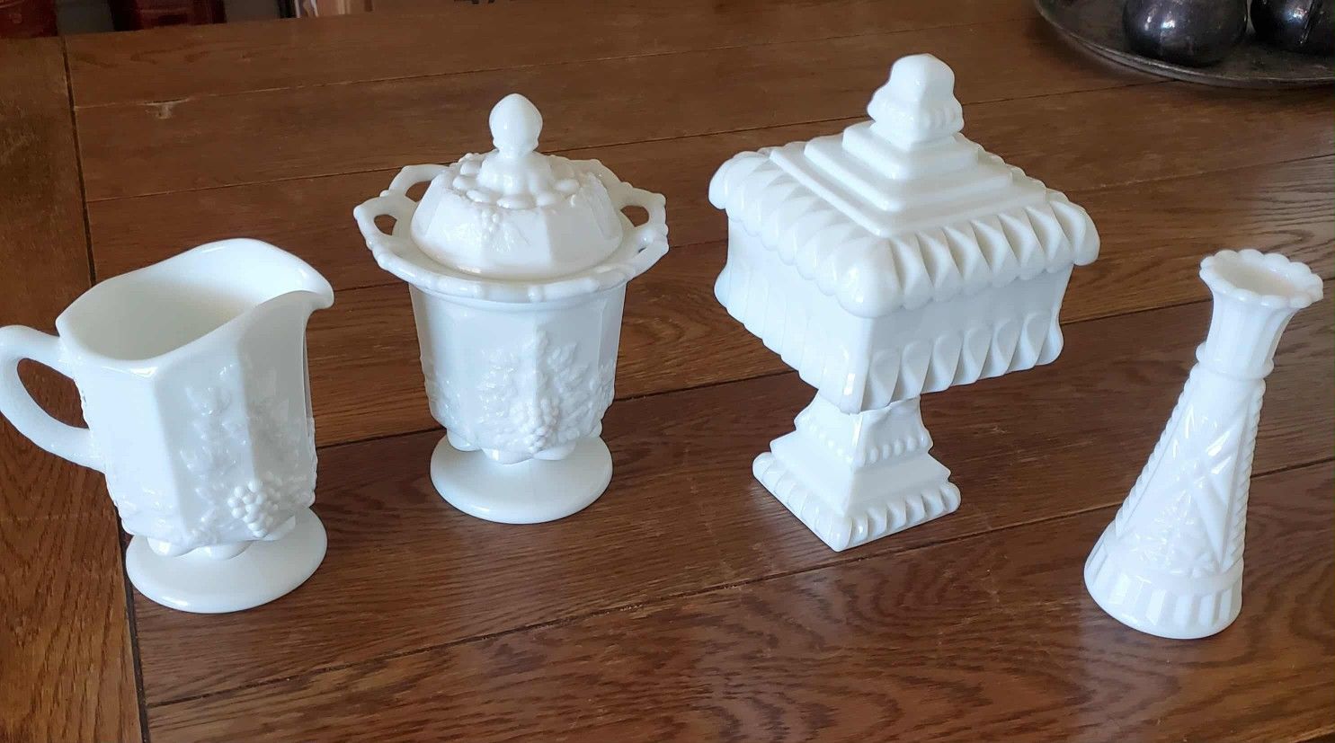 Westmoreland Grape Milk Glass Set n 9 Spoons