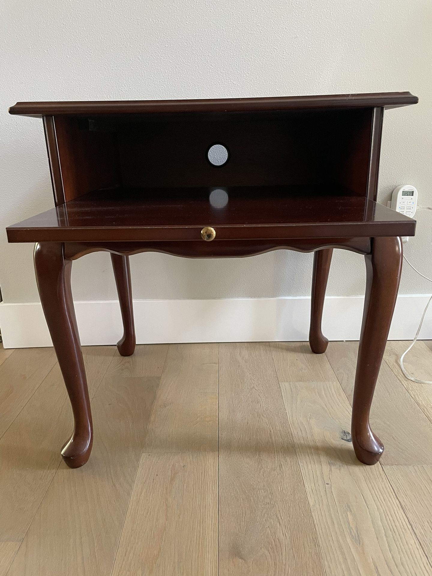 The Bombay company Side End Table for Sale in Seattle, WA
