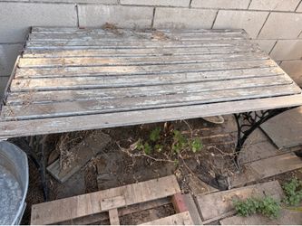 Cast iron table / with wood slabs