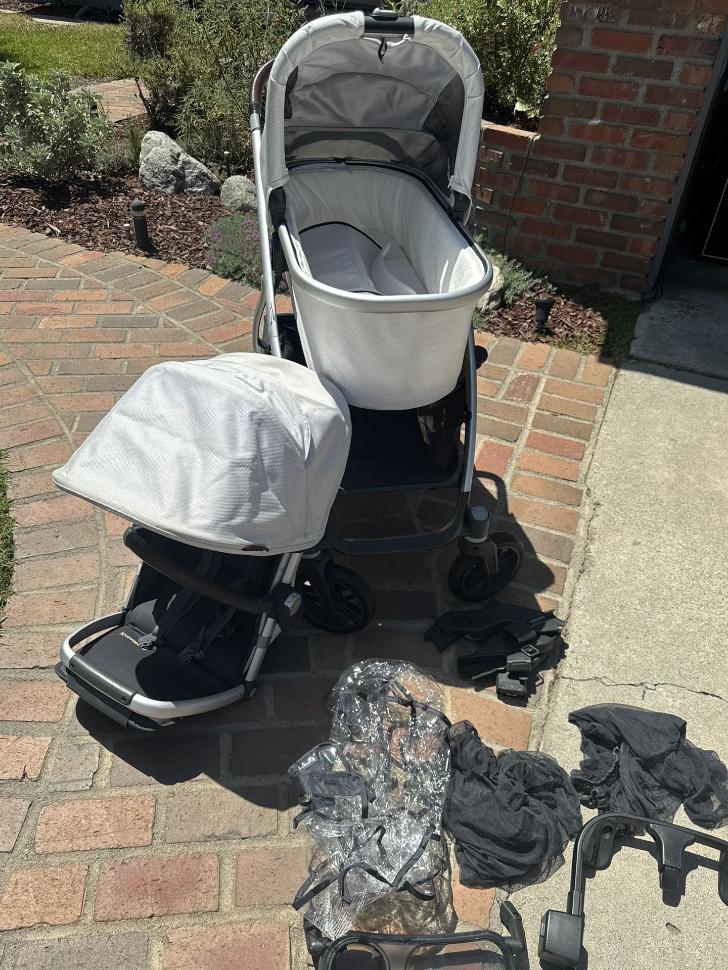UppaBaby Vista V2 Stroller w/Bassinet & Adapters/Accessories