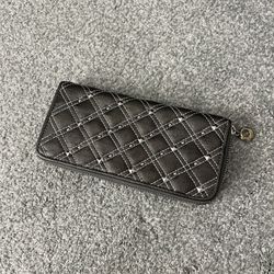 Pretty Gray Brown Women’s Wallet with Zip Closure