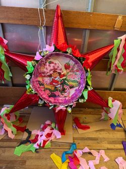 Strawberry shortcake classic version 3-d piñata