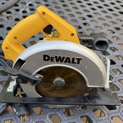 DeWALT 7 1/4 Circular Saw