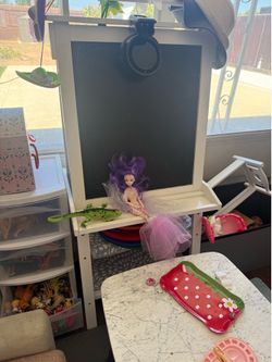 Kids chalk and whiteboard easel