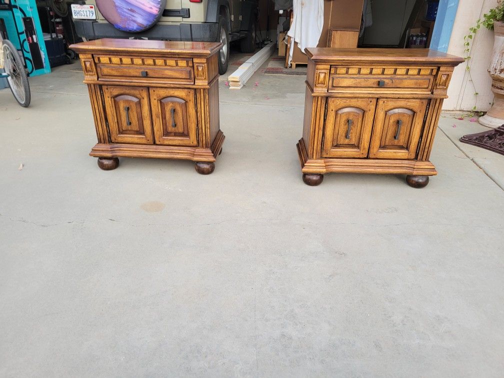 A Beautiful A Pair Of Solid Wood Matching Nightstands 