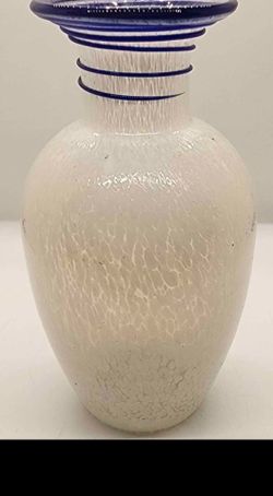Pier 1 Imports white mottled confetti art glass vase with a cobalt blue spiral thread neck design.