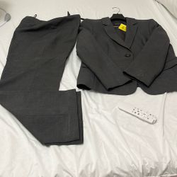 Woman’s Pant Suit Sz14