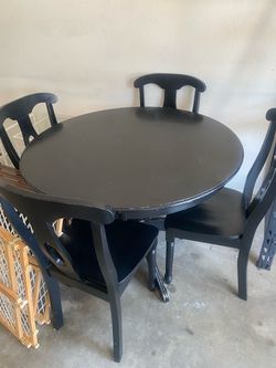 Round diner table with 4 chairs 🪑 fair  condition