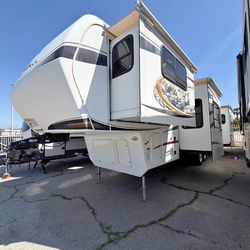 2012 keystone Montana RV/ travel trailer/ Fifth wheel