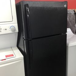 GE 16 Cu Ft Top And Bottom Fridge. 1 year Warranty 