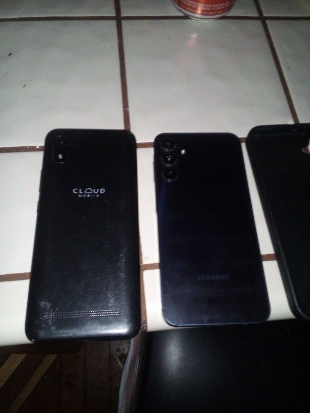 2 Android Phones For Sale$ 80
